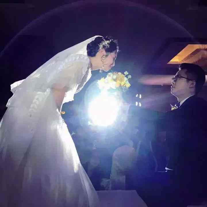 ai文案婚礼：小清新爱情短句，浪漫婚礼文案素材，走心婚礼爱情软文朋友圈