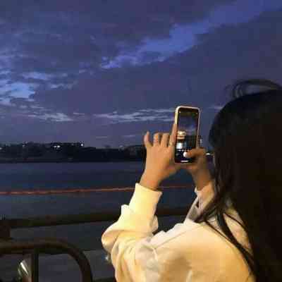 探索女生AI：她在朋友圈分享的独特文案揭秘