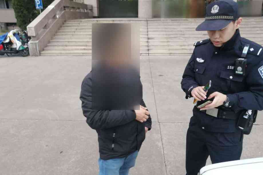 美式证件照模板：背景素材、免费、换脸教程与制作步骤