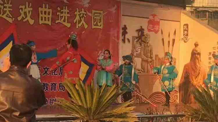 彝族风情：揭秘彝族姑娘的独特魅力与文化传承