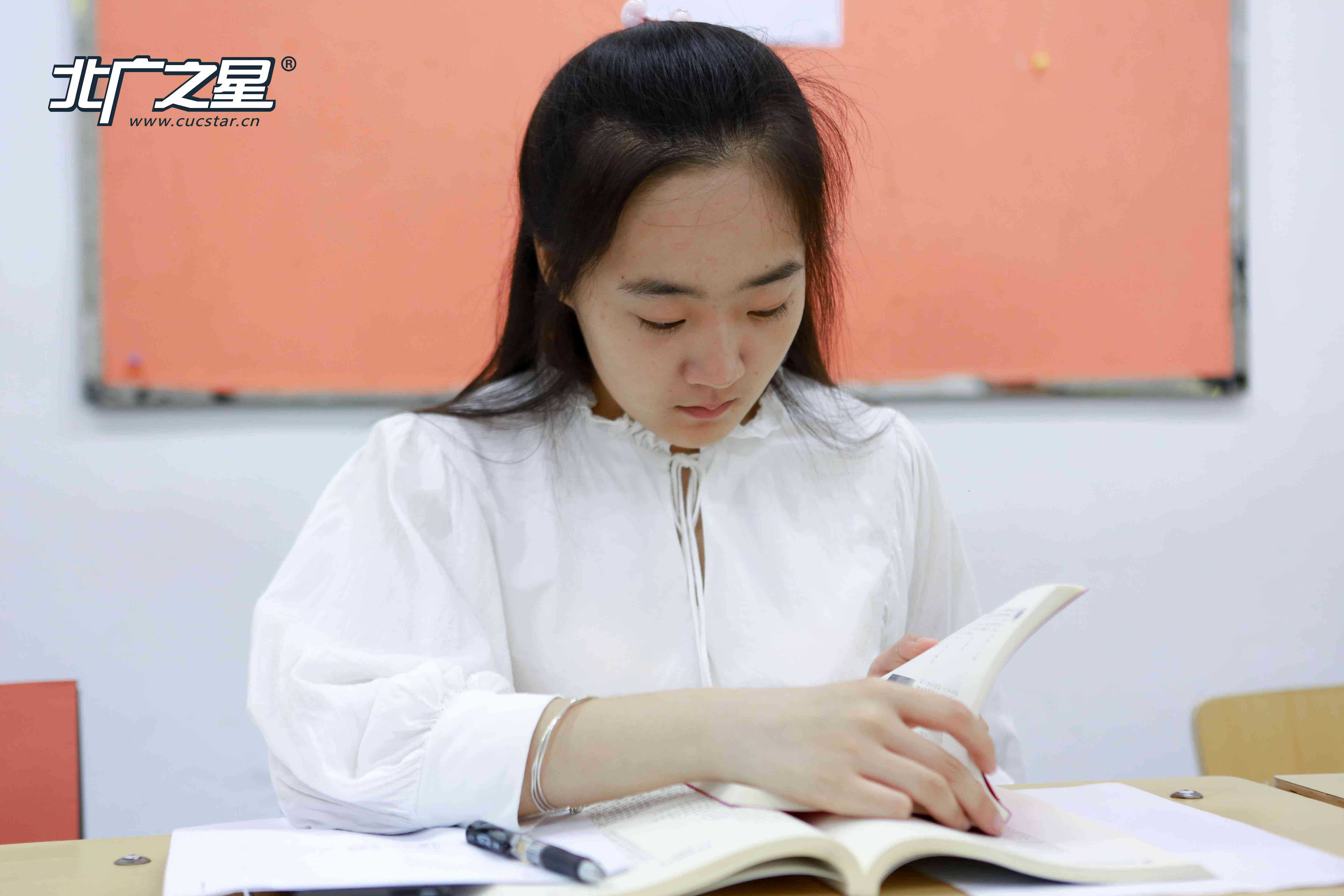 ai会不会代替主持人写作业，及是否能替代主持人进行即兴评述与主持工作