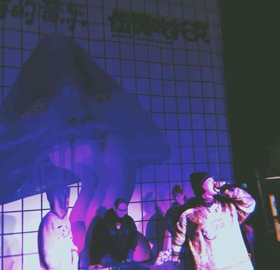 夜间派对专用：独特个性女款头像     ，满足各种社交场合需求