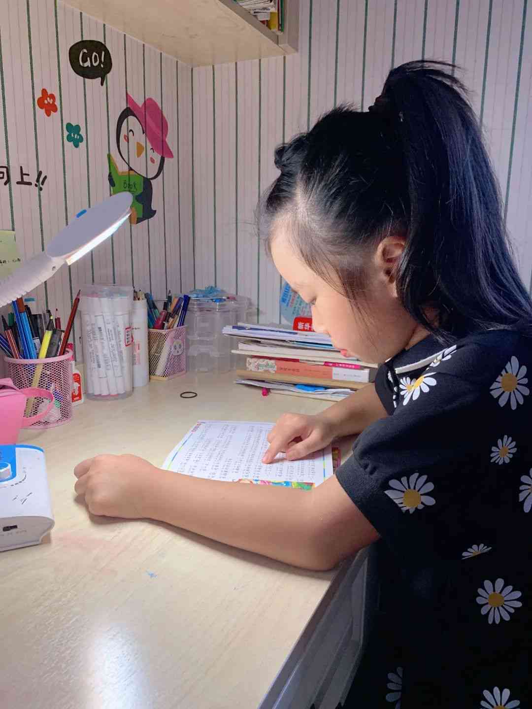 描绘勤奋学专心致志完成课后作业的馨场景