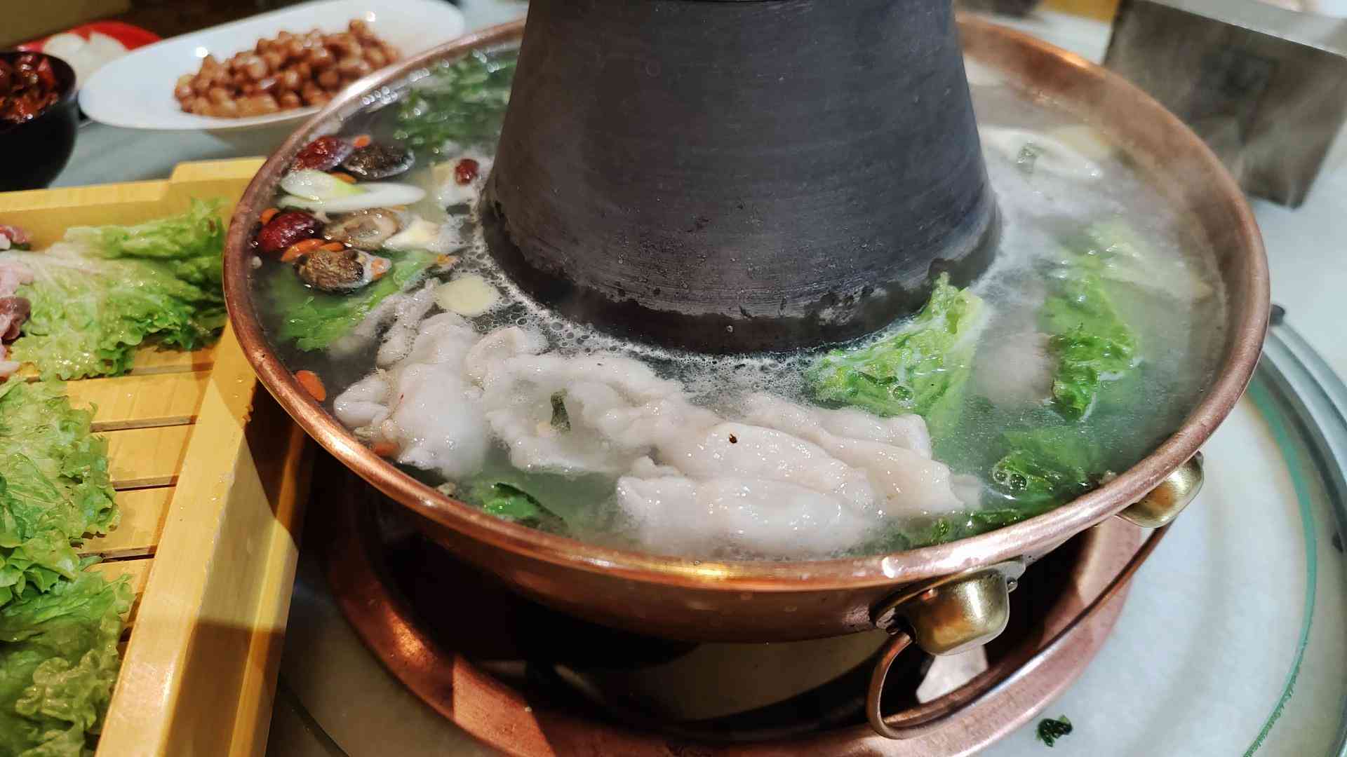 AI文案攻略：全方位撰写美食探店文案，覆用户搜索热门问题解析