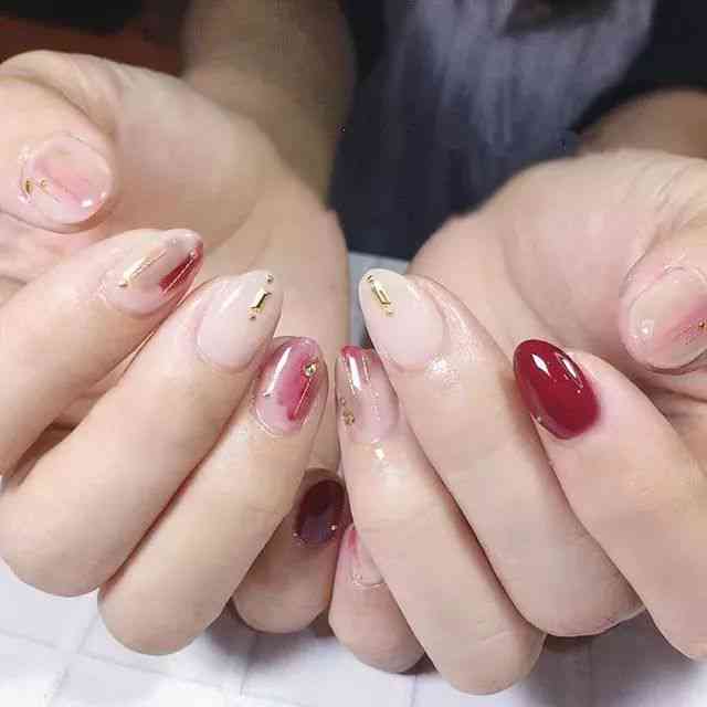 单色渐变美甲文案：创意短句与双色搭配指南