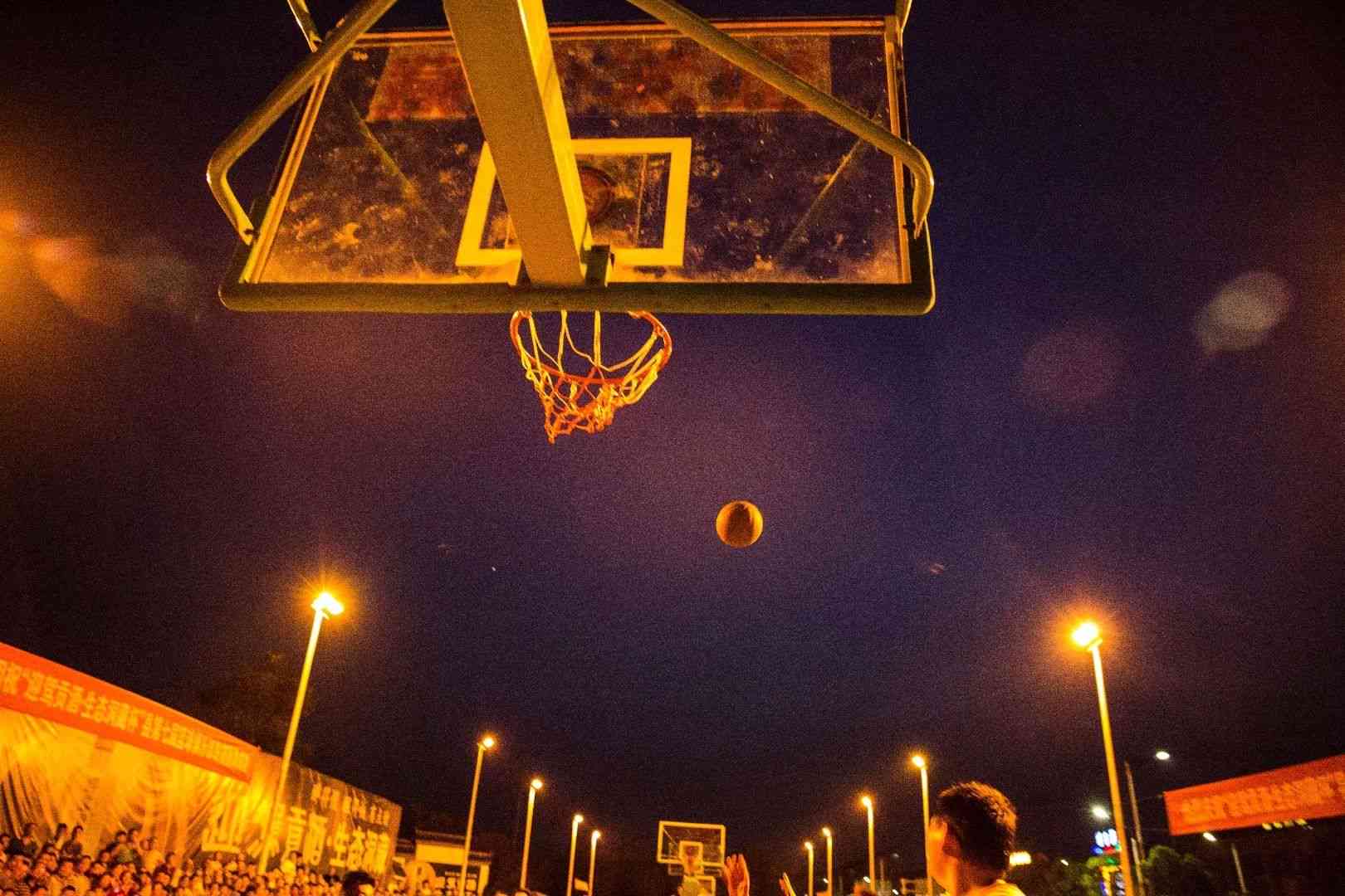 璀璨光影篮球瞬间：高清篮球赛场发光瞬间抓拍