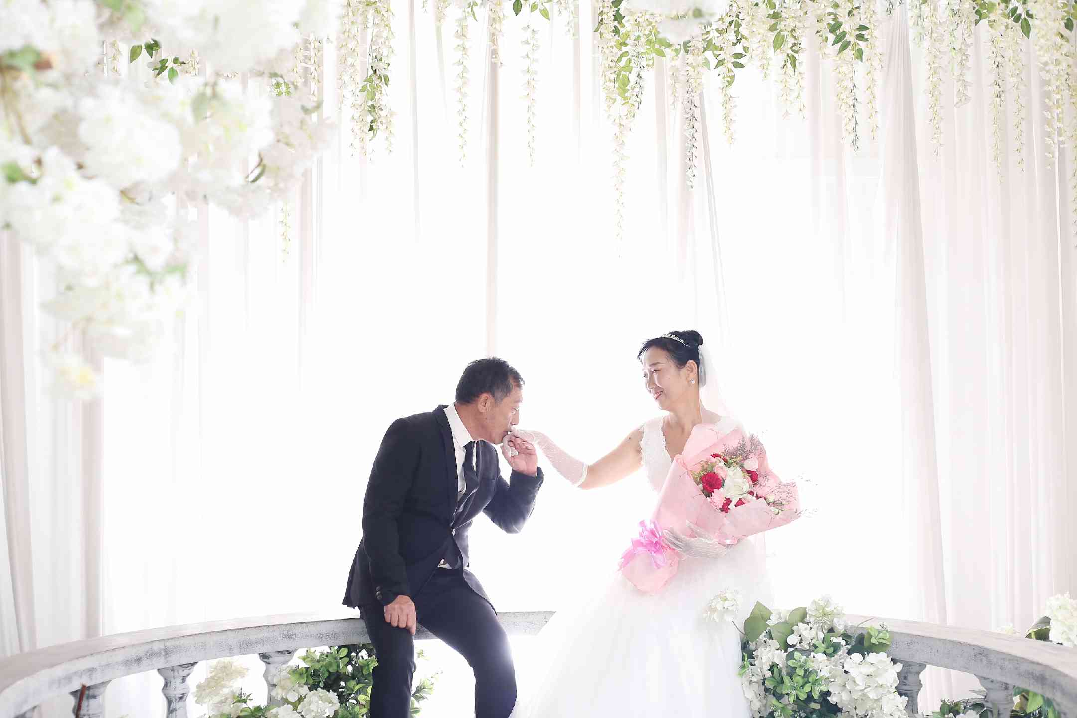 婚纱七夕活动文案：浪漫七夕·婚纱宴，特活动，留住爱情的瞬间！