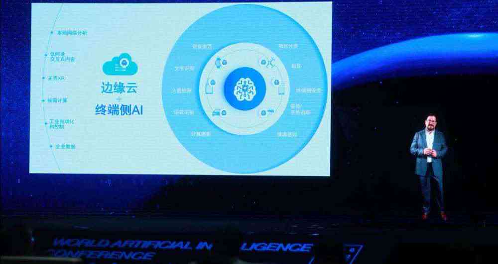 '智能AI驱动，一键生成创意海报设计'