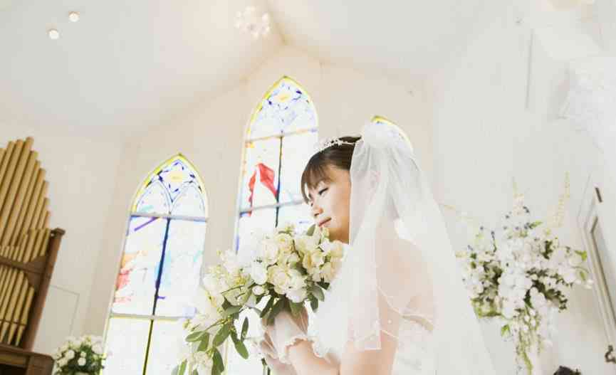 AI婚纱换装模拟：打造悲伤氛围的情感文案创作指南