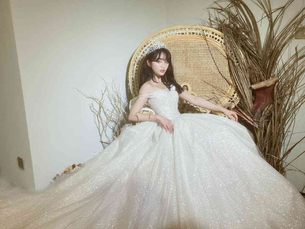 婚纱照片发布朋友圈的创意文案与灵感汇编：全面解决婚礼照片分享的各式问题