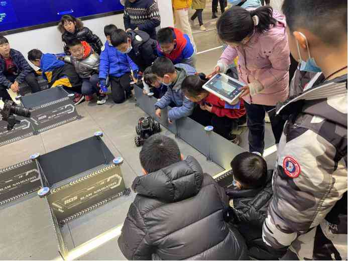 科大讯飞AI教育产品招商与介绍：、小学适用性及对话功能解析