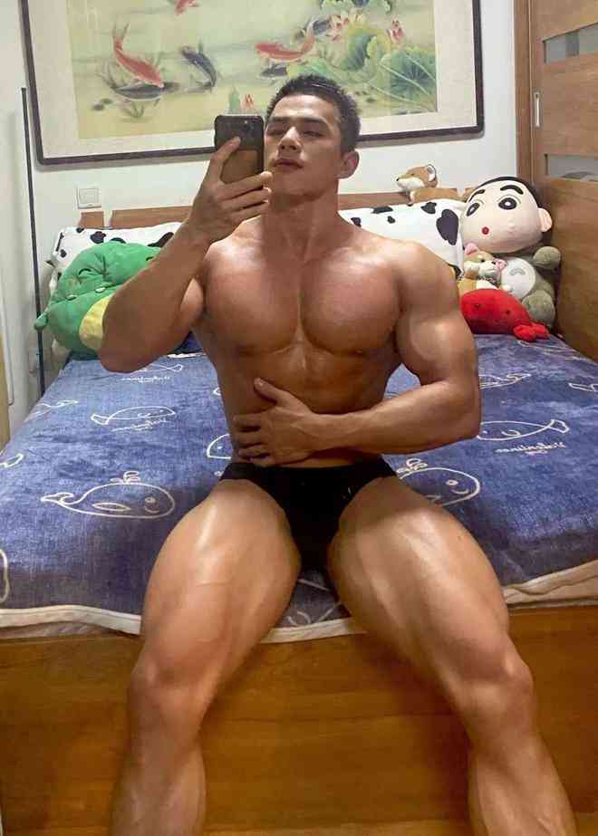 硬汉风潮：寸头肌肉男模的魅力展示与时穿搭解析