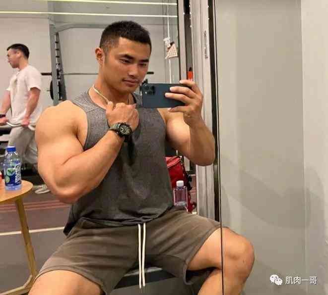 硬汉风潮：寸头肌肉男模的魅力展示与时穿搭解析