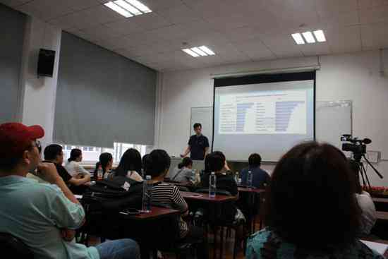 探讨AI技术在创作行业中的应用与影响：机遇与挑战并存