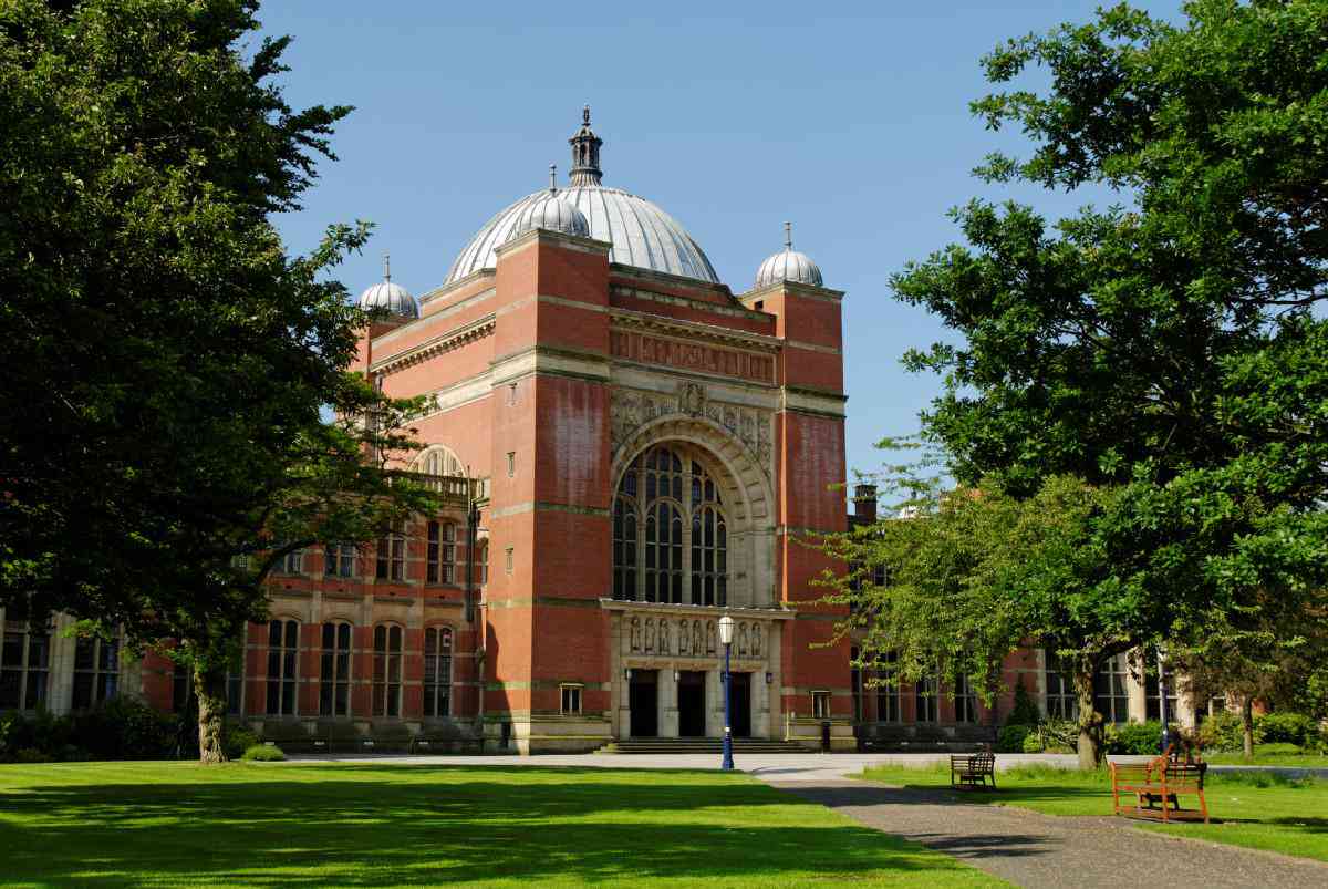 英国留学攻略：全面解析申请流程与生活点滴