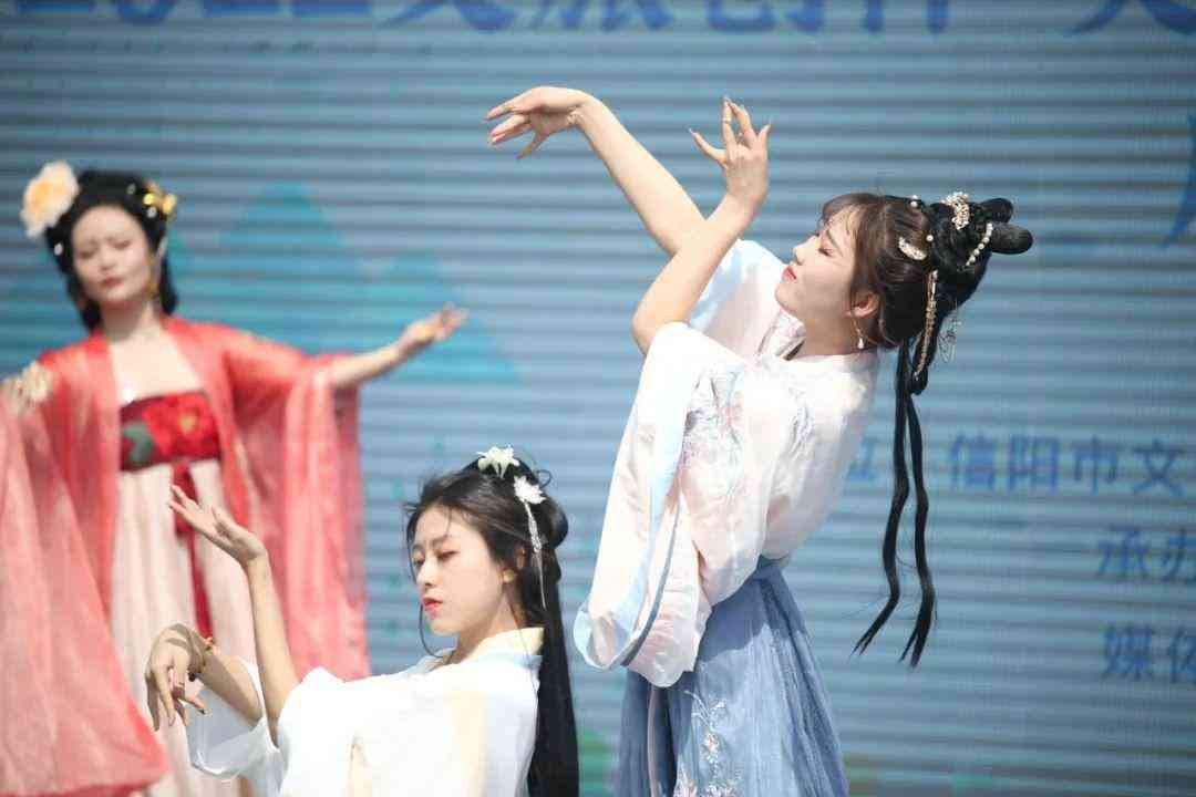 抖音全面攻略：探索创作功能、技巧与热门话题，解锁内容创作新境界