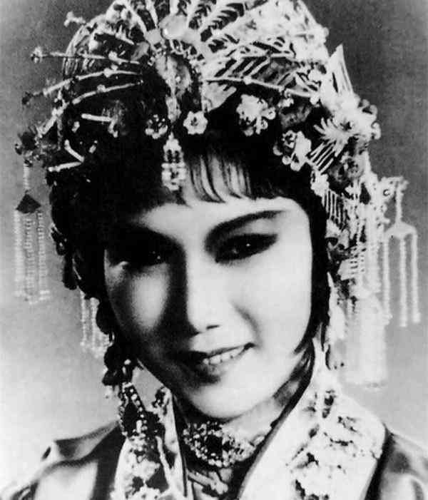 AI时代下：写作与绘画的取代难度比较与未来发展趋势分析