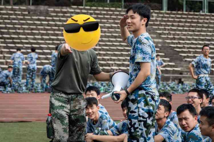 军训趣事：幽默风趣的瞬间记录