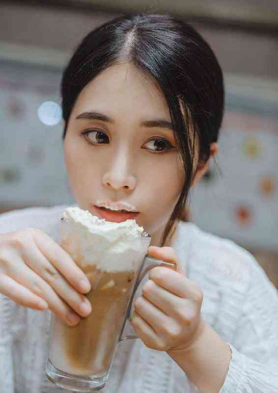 抖音文案配音全攻略：从录制到调整，揭秘如何制作完美旁白声音