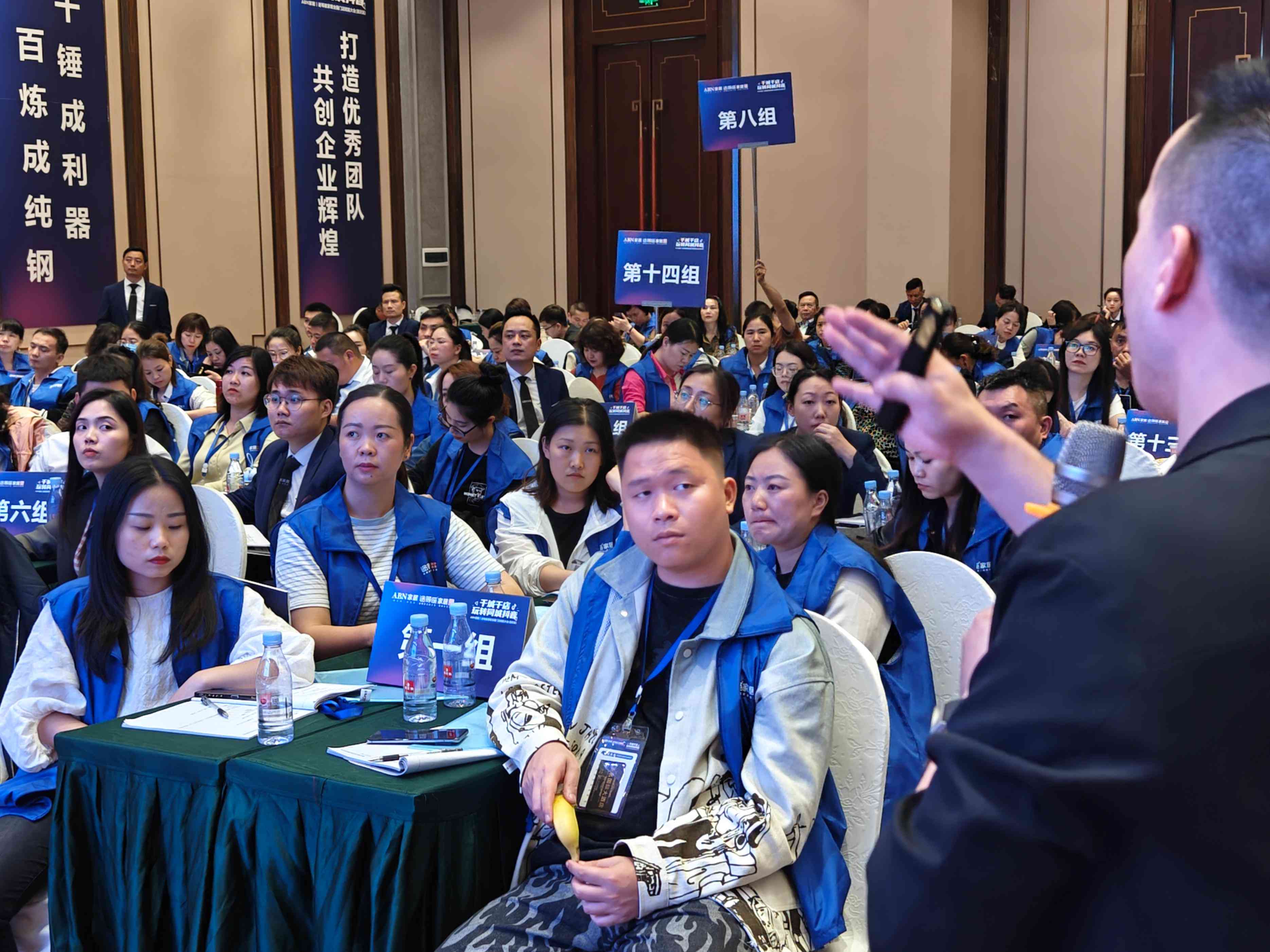 全方位解析：AI赋能文案创作，打造12种热门自媒体账号类型及运营攻略