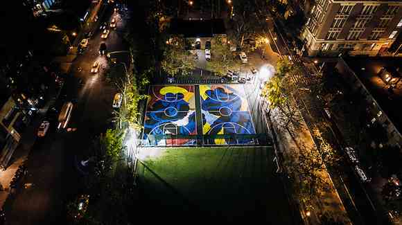 都市球场鸦艺术：篮球文化街头展现