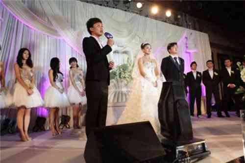 做婚礼主持人的必备句子：简短经典句汇总及婚礼主持人说说精选