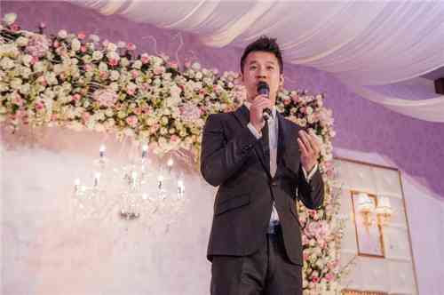 做婚礼主持人的必备句子：简短经典句汇总及婚礼主持人说说精选