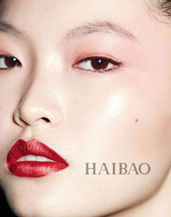 妆容打造的艺术：揭秘流行美妆趋势与技巧