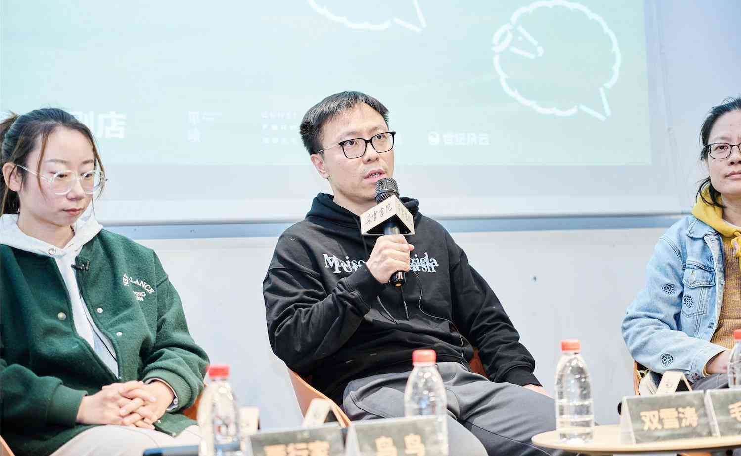 景芳与双雪涛深入探讨：AI创作现状、挑战与未来发展前景