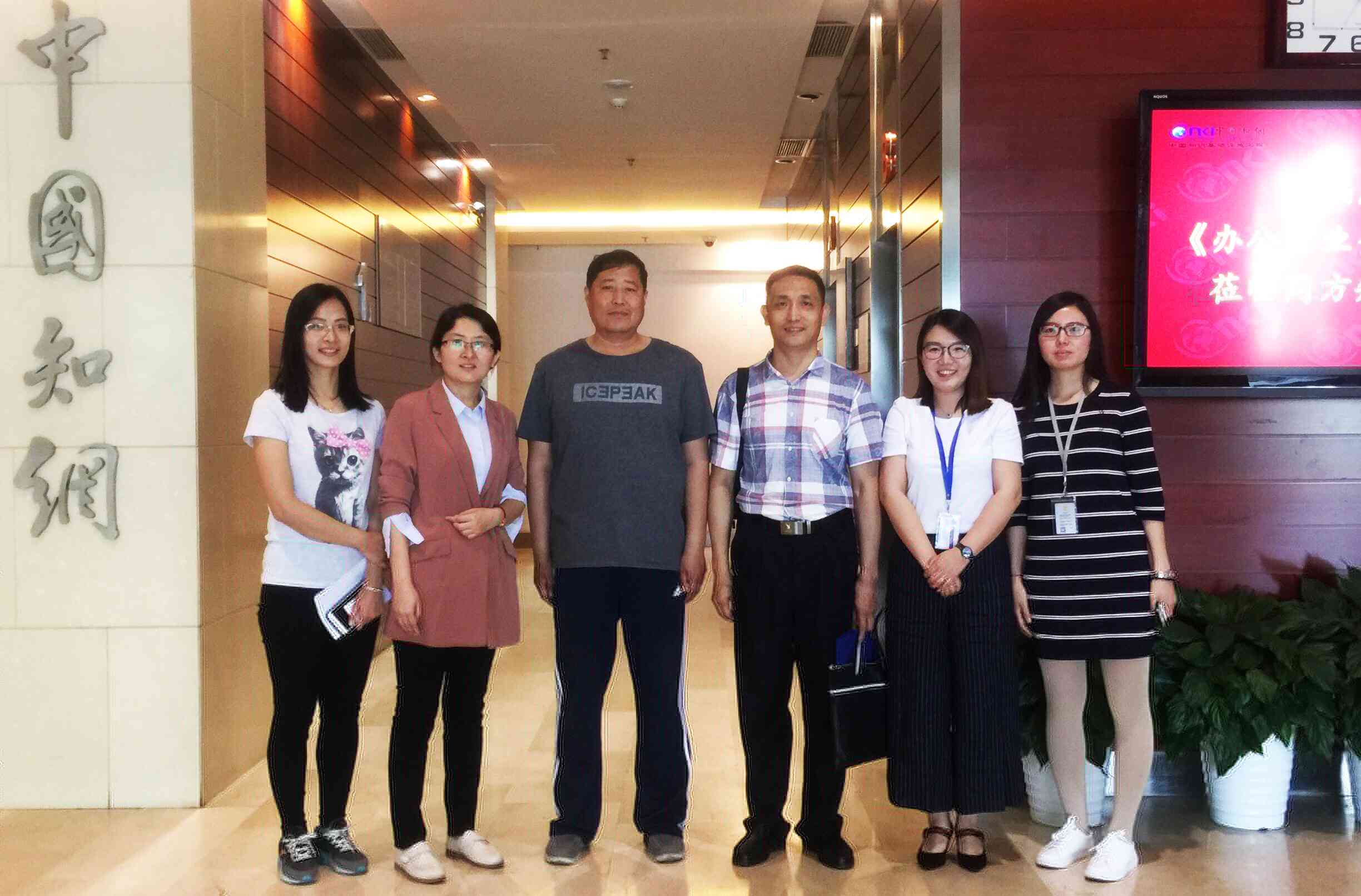 智能化浪潮下：AI写作服务在智慧未来市场的展与前景展望