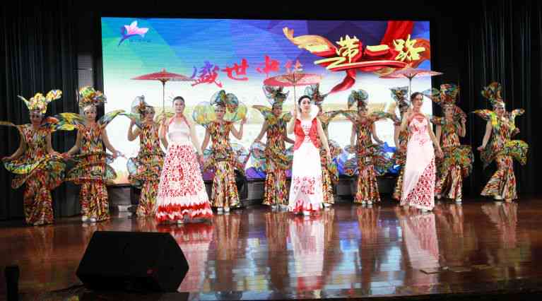 ai变脸民族服装文案怎么写-ai变脸民族服装文案怎么写的