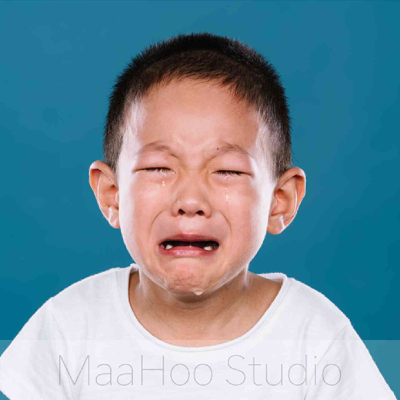 ai创作小孩哭哭脸