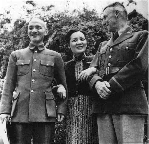 麦克阿瑟评论文案ai怎么写