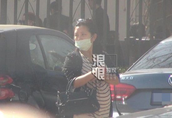 何洁挺大肚怀胎六月外出就餐 体态丰腴无人照顾(组图)