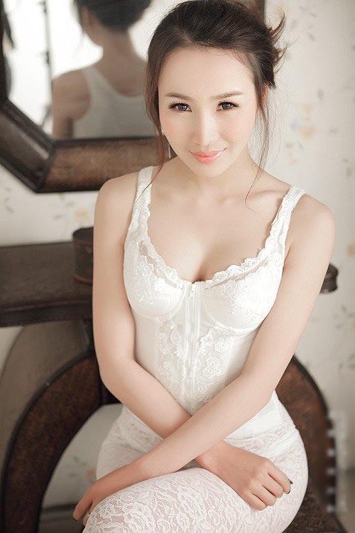 情绪内衣美女_性感情绪内衣美女