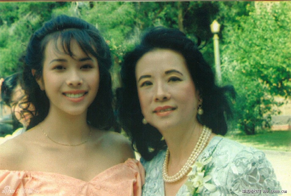 莫文蔚妈妈是谁干什么的? 莫何敏仪是那三国混血揭其个人资料家庭背景照片