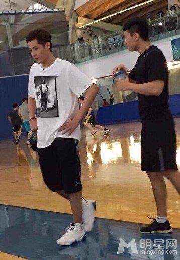 吴亦凡温哥华打球