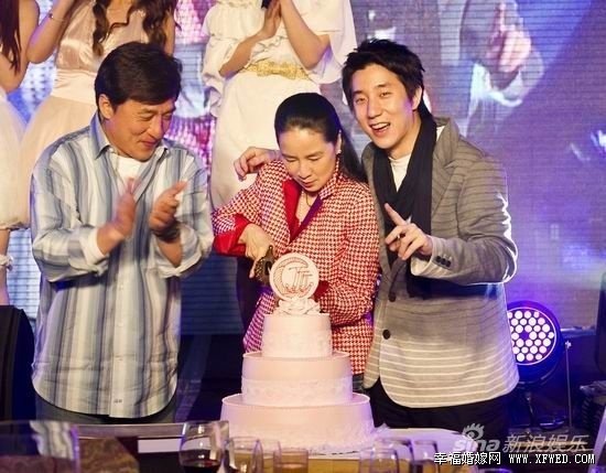 林凤娇怀孕时成龙交往几个女友都有谁? 揭其个人资料家庭背景照片