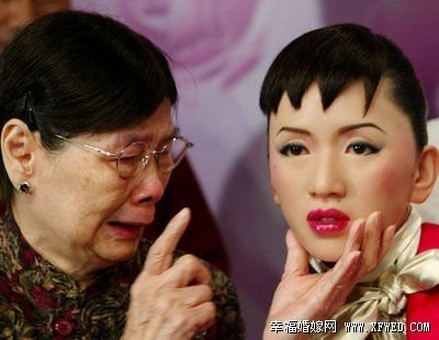梅艳芳留给母亲覃美金遗产多少? 梅艳芳和母亲关系为什么不好原因曝光揭覃美金个人资料照片背景