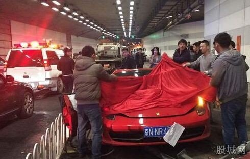 法拉利撞兰博基尼