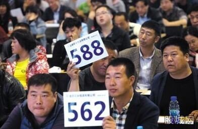 4.8万元拍得奔驰轿车