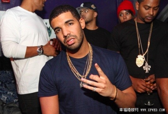 麦当娜强吻男歌手Drake视频观看地址及图片曝光 麦当娜Drake年龄差引关注揭Drake个人资料照片背景