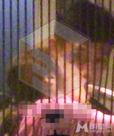 魏晨与女友于玮厨房甜蜜相拥