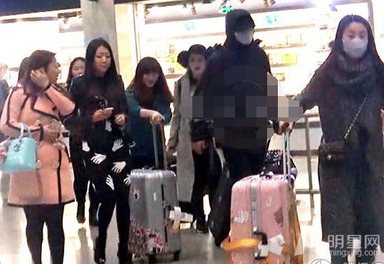 魏晨返京女友疑似在人群中