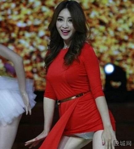 女星当众裸臀尺度大