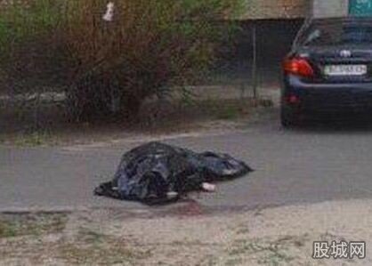 记者被两蒙面人枪杀