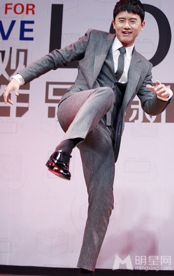 张杰展示踢腿功夫