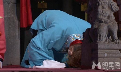 金钟国下跪拉票