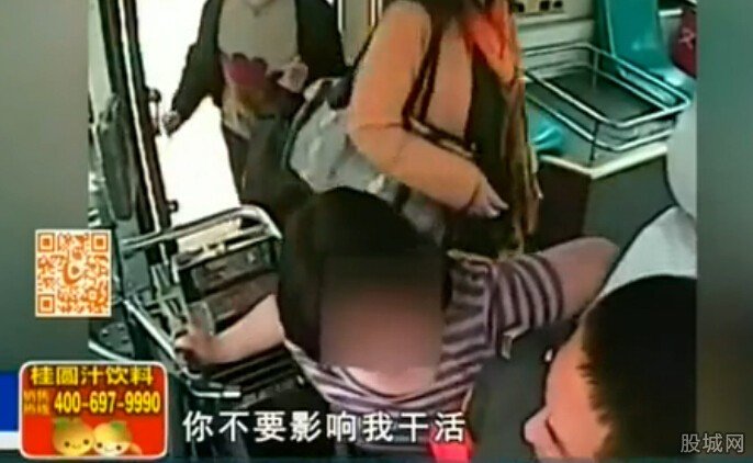 女子上公交车搭讪司机