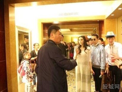 范冰冰带李晨青岛捞金